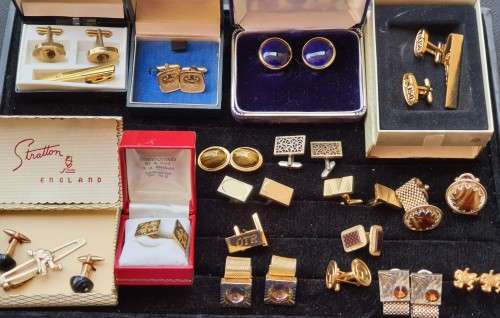 A RETIRED EXECUTIVE COLLECTION OF VINTAGE CUFFLINKS SOLD AS IS