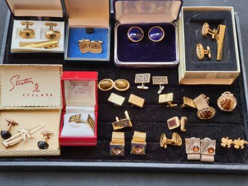 A RETIRED EXECUTIVE COLLECTION OF VINTAGE CUFFLINKS SOLD AS IS