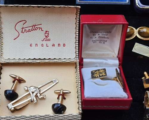 A RETIRED EXECUTIVE COLLECTION OF VINTAGE CUFFLINKS SOLD AS IS