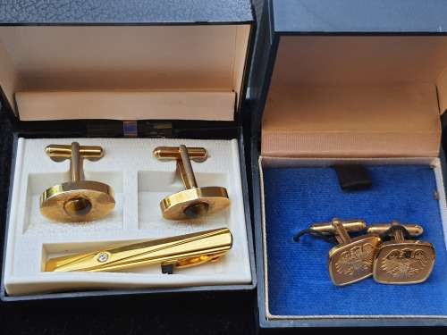 A RETIRED EXECUTIVE COLLECTION OF VINTAGE CUFFLINKS SOLD AS IS