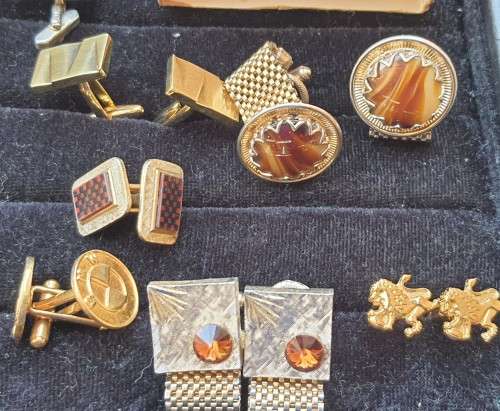 A RETIRED EXECUTIVE COLLECTION OF VINTAGE CUFFLINKS SOLD AS IS