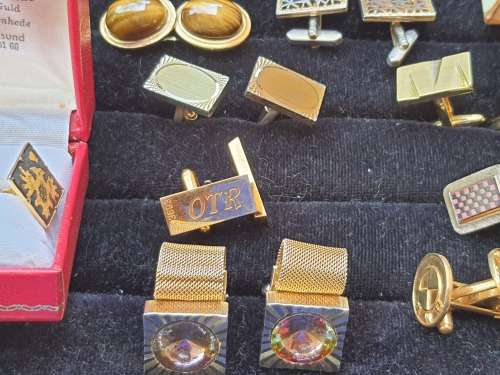A RETIRED EXECUTIVE COLLECTION OF VINTAGE CUFFLINKS SOLD AS IS