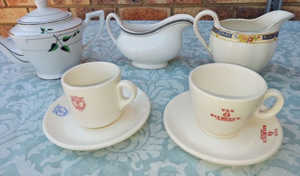 A VINTAGE AND ANTIQUE PORCELAIN JOBLOT