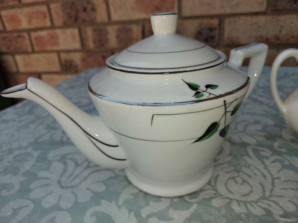 A VINTAGE AND ANTIQUE PORCELAIN JOBLOT