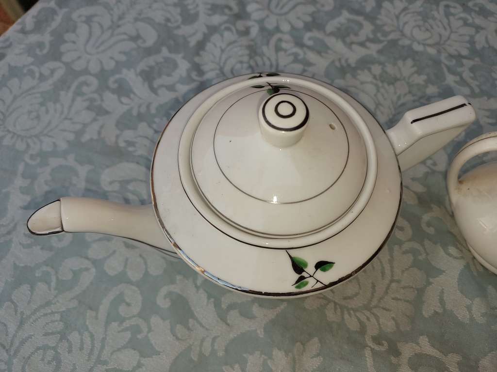 A VINTAGE AND ANTIQUE PORCELAIN JOBLOT