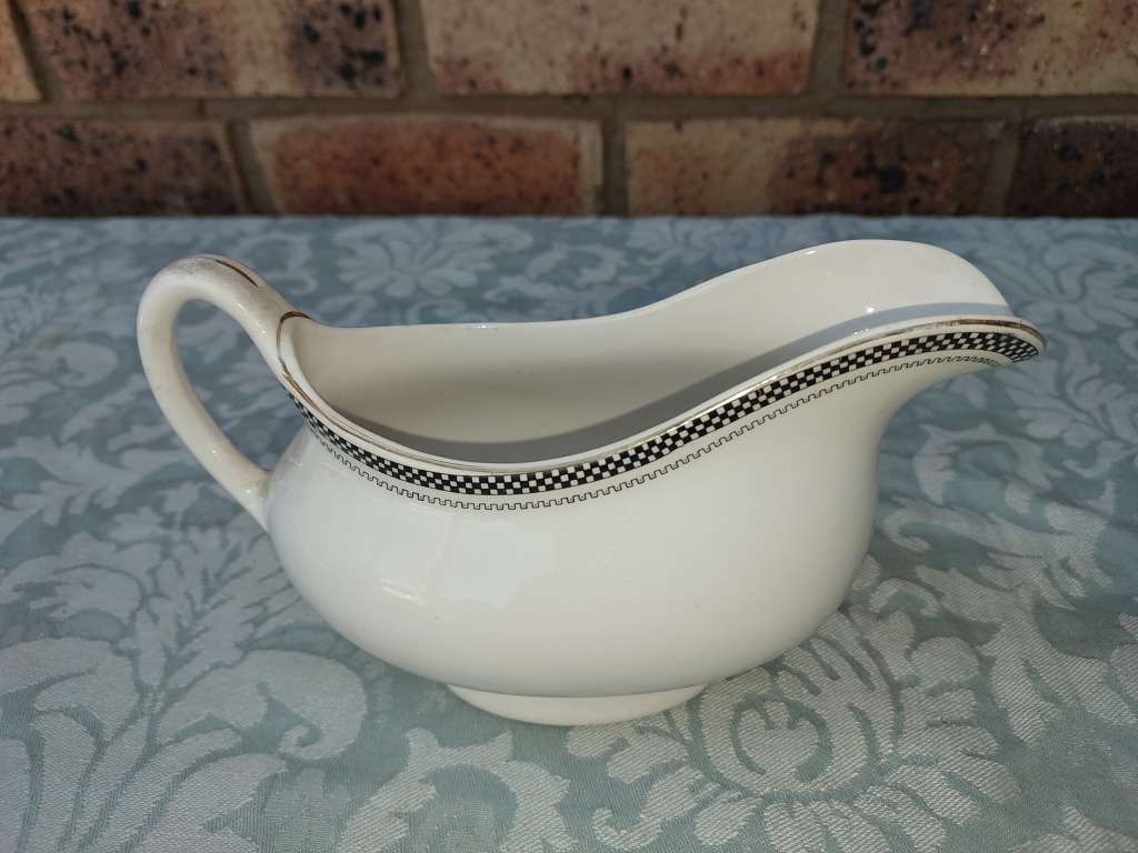 A VINTAGE AND ANTIQUE PORCELAIN JOBLOT