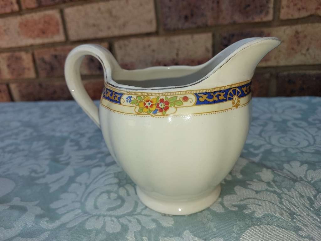 A VINTAGE AND ANTIQUE PORCELAIN JOBLOT