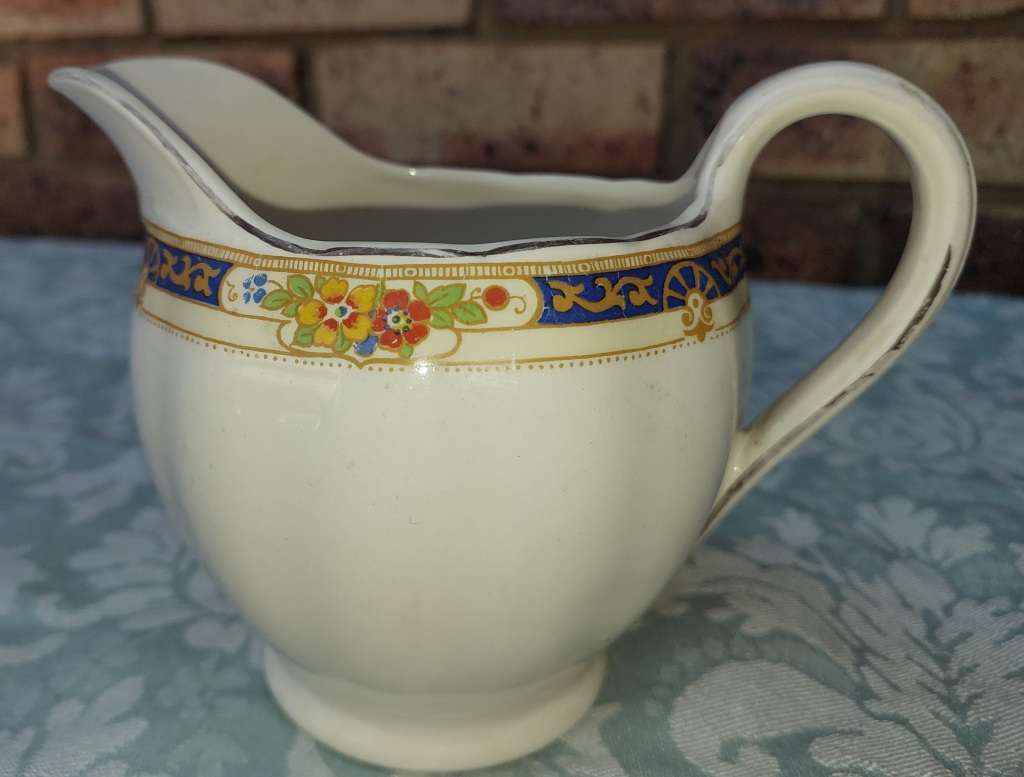 A VINTAGE AND ANTIQUE PORCELAIN JOBLOT