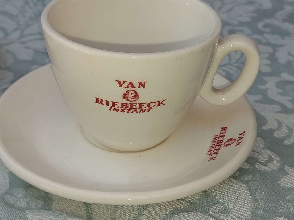 A VINTAGE AND ANTIQUE PORCELAIN JOBLOT