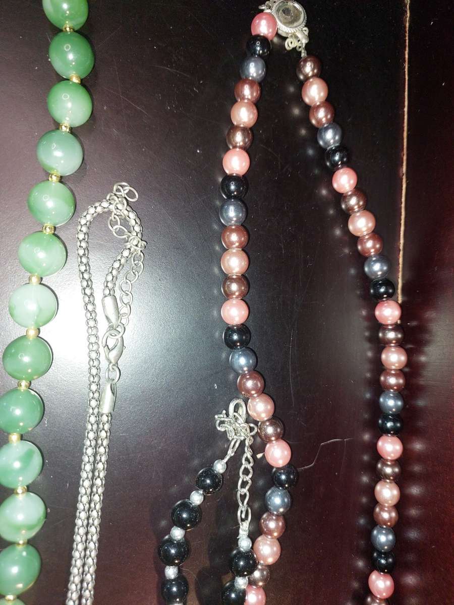 A BULK JOBLOT FASHION  COSTUME NECKLACES SOLD AS IS