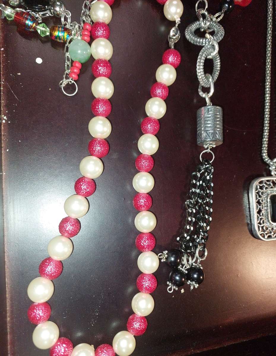 A BULK JOBLOT FASHION  COSTUME NECKLACES SOLD AS IS