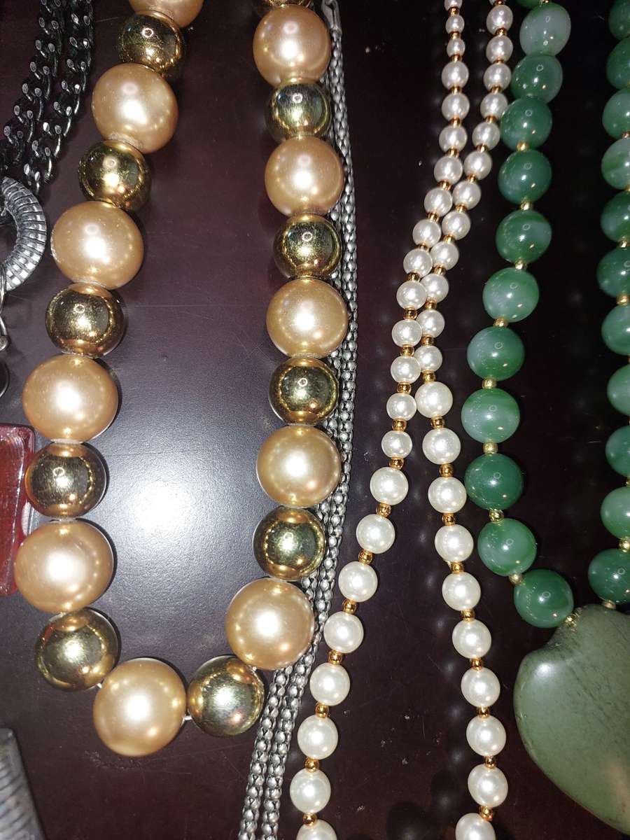 A BULK JOBLOT FASHION  COSTUME NECKLACES SOLD AS IS