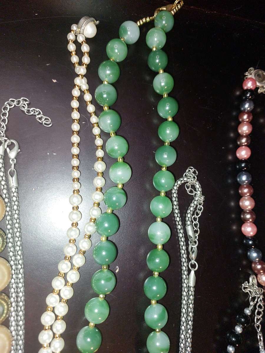 A BULK JOBLOT FASHION  COSTUME NECKLACES SOLD AS IS