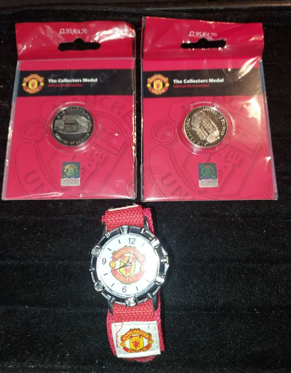 A COLLECTION OF MAN UNITED SUPPORTER`S MEMORABILIA SOLD AS IS
