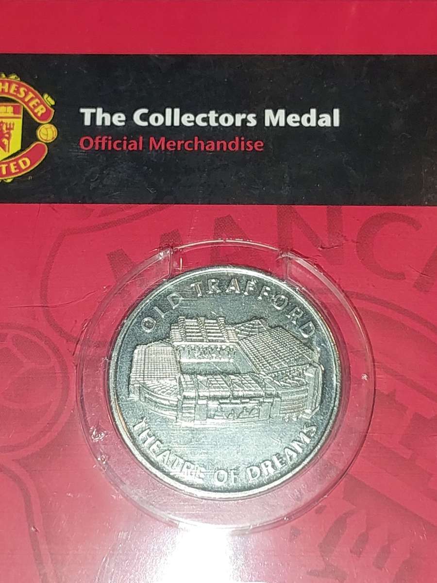 A COLLECTION OF MAN UNITED SUPPORTER`S MEMORABILIA SOLD AS IS