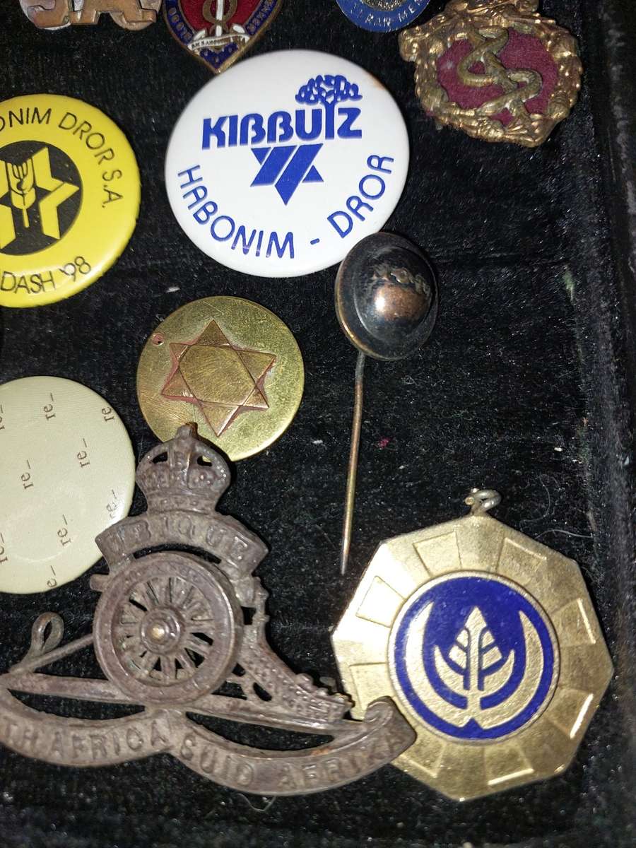 A VINTAGE JOB LOT BADGES AND MEDALLIONS SOLD AS IS