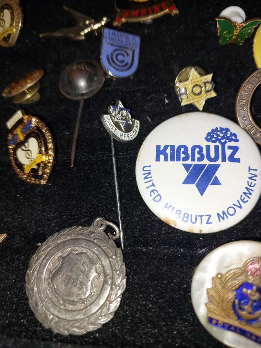 A VINTAGE JOB LOT BADGES AND MEDALLIONS SOLD AS IS