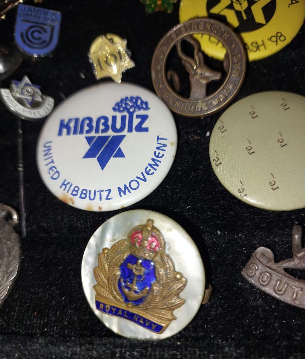 A VINTAGE JOB LOT BADGES AND MEDALLIONS SOLD AS IS