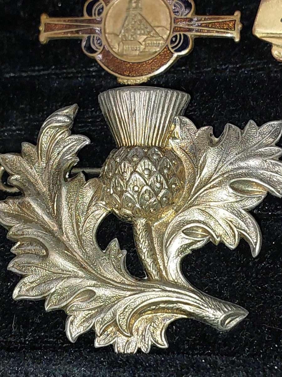 A VINTAGE JOB LOT BADGES AND MEDALLIONS SOLD AS IS