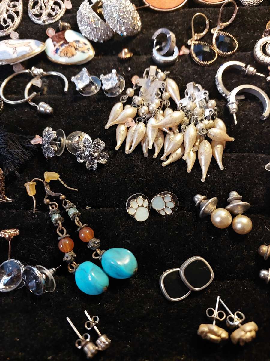 A BULK COLLECTION OF EARRINGS SOLD AS IS