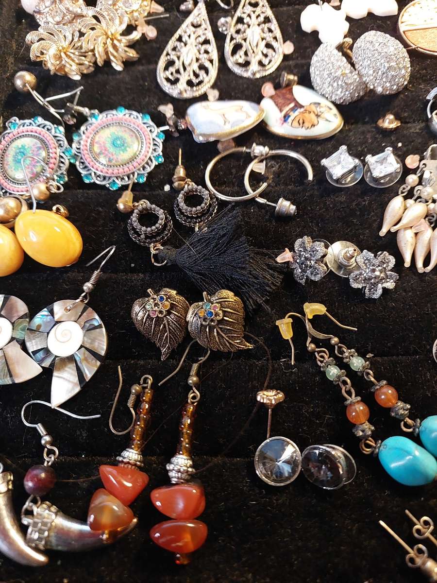 A BULK COLLECTION OF EARRINGS SOLD AS IS