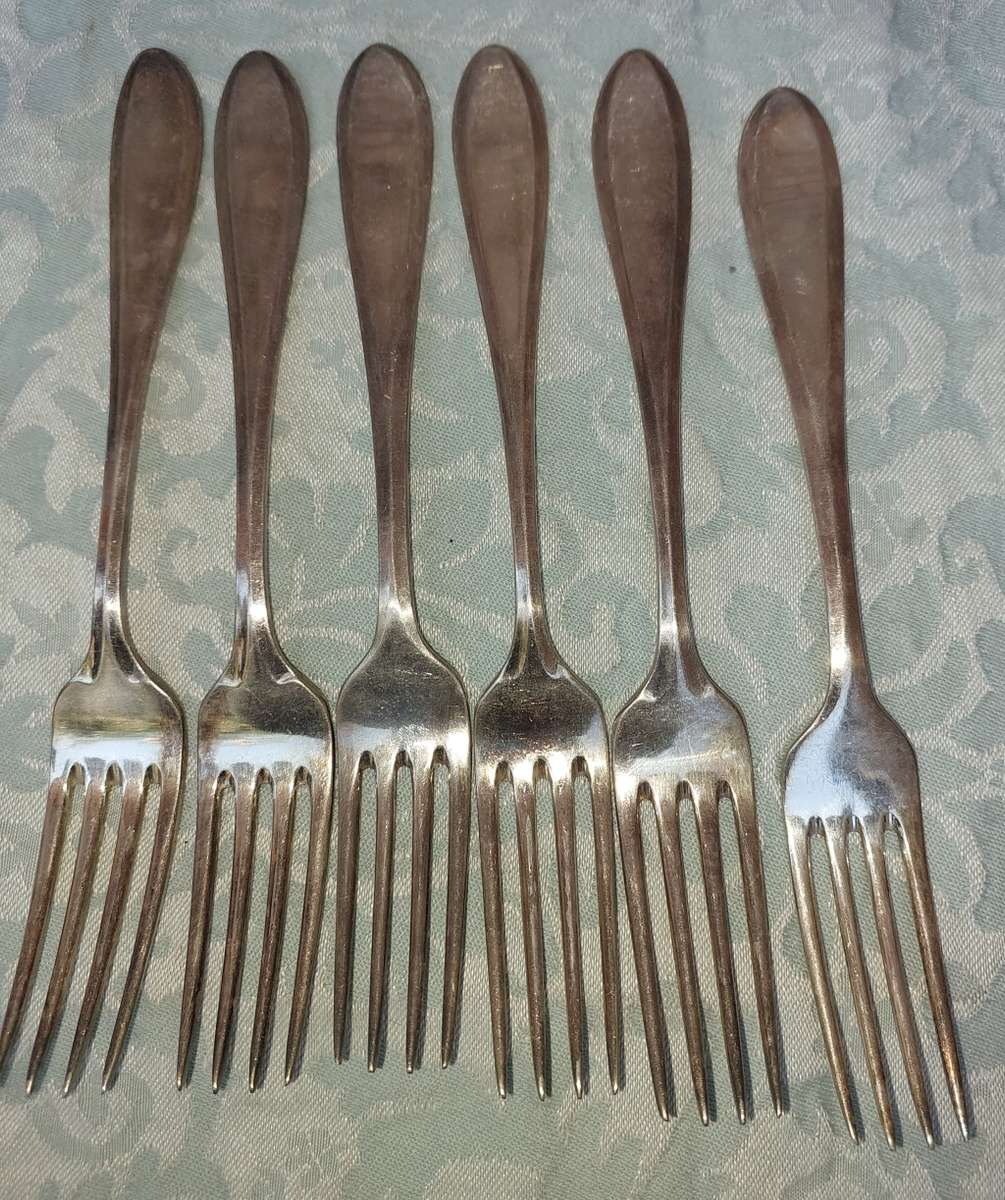 A VINTAGE SET OF 6 DINNER FORKS 21 CENTIMETERS