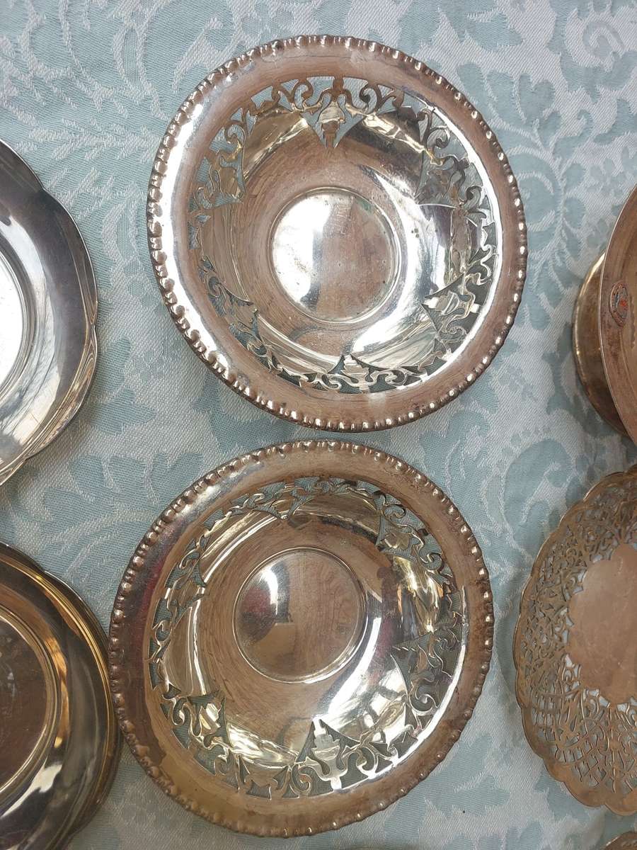 A VINTAGE AND ANTIQUE COLLECTION UTENSILS