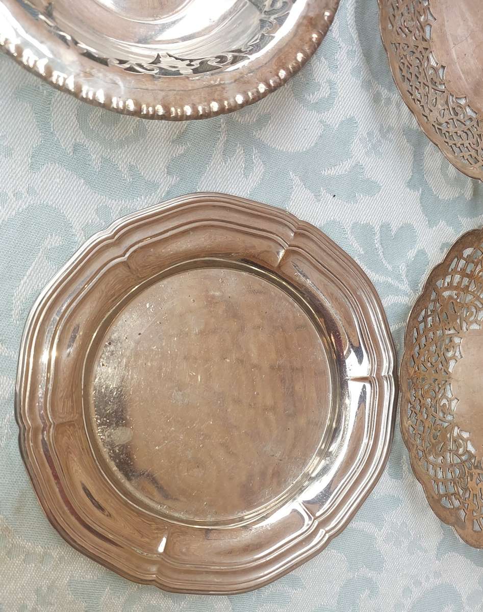 A VINTAGE AND ANTIQUE COLLECTION UTENSILS