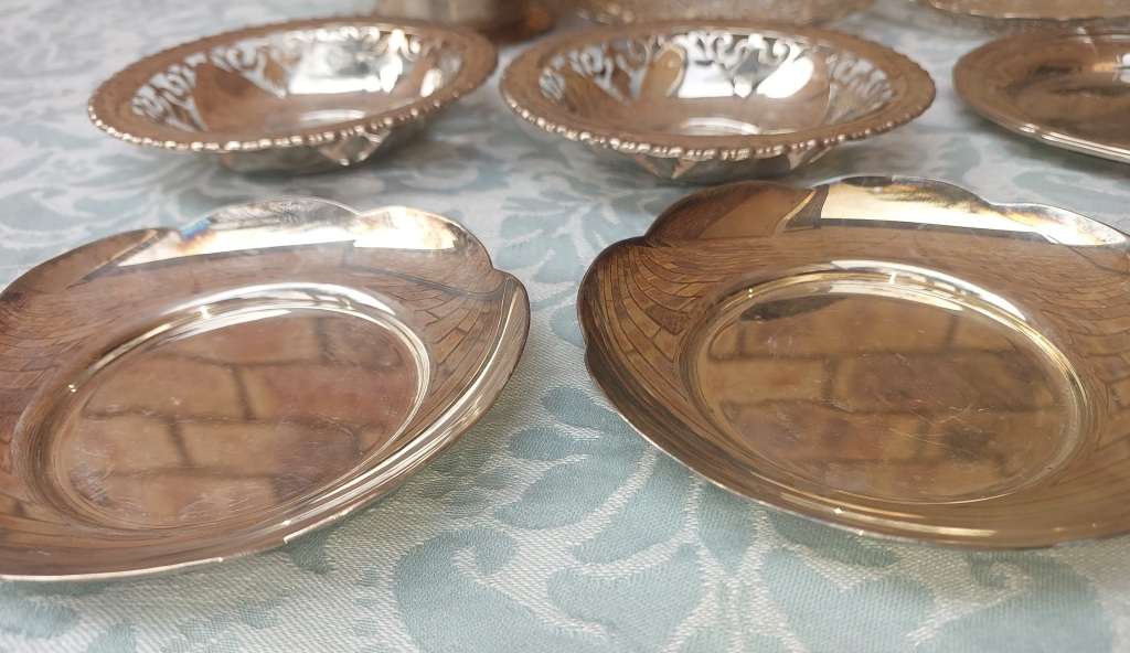 A VINTAGE AND ANTIQUE COLLECTION UTENSILS