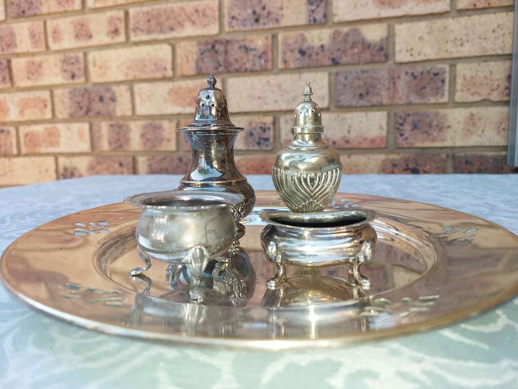 A VINTAGE COLLECTION KITCHENALIA UTENSILS