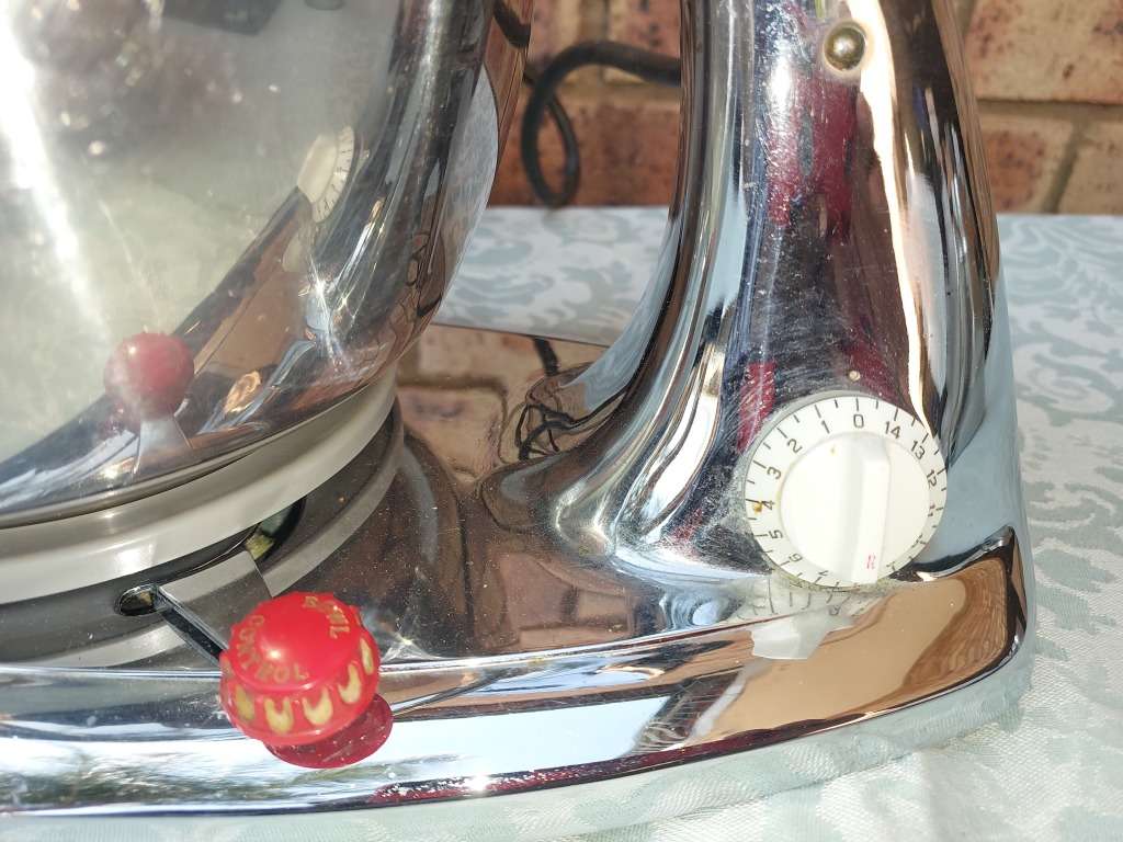 A VINTAGE 10 SPEED HAMILTON BEACH MIXER WITH ALL THE COMPONENTS