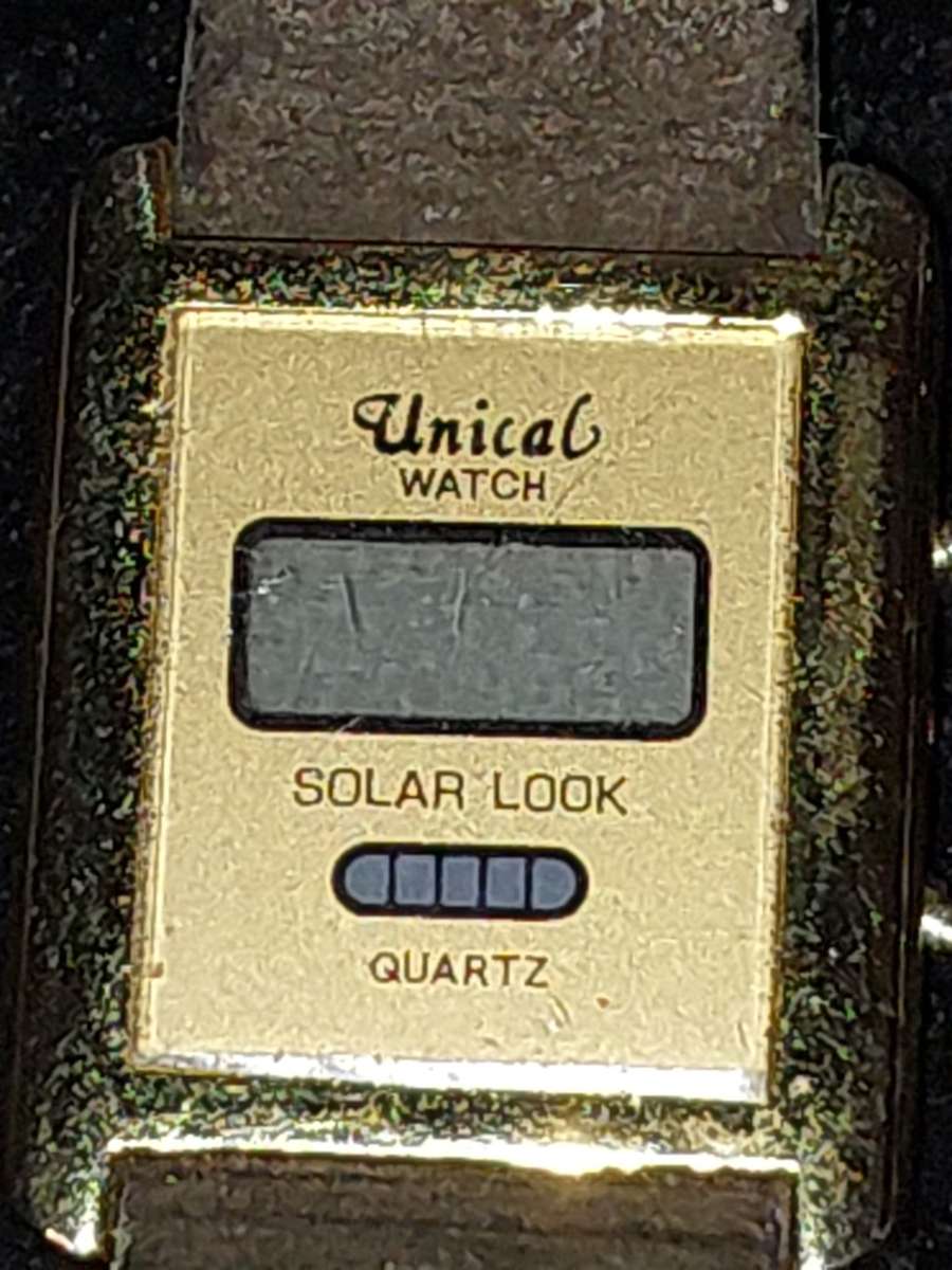 A COLLECTION OF FASHION QUARTZ WOMANS WATCHES