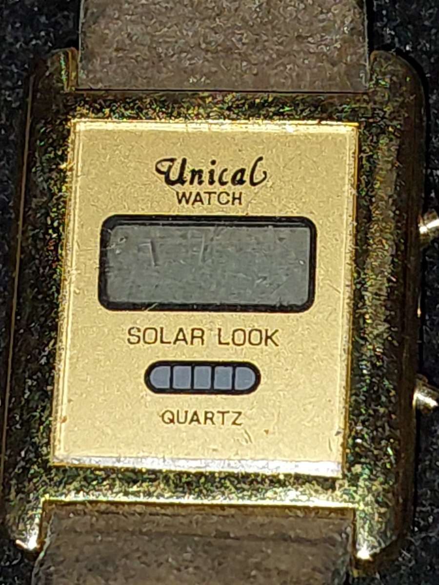 A COLLECTION OF FASHION QUARTZ WOMANS WATCHES