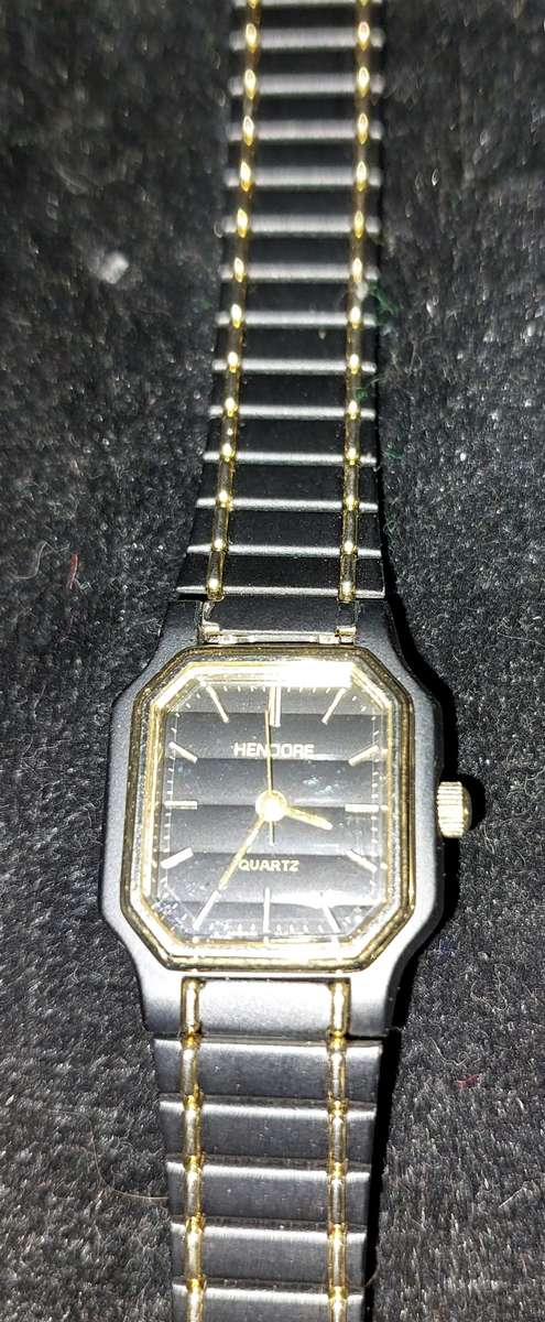 A COLLECTION OF FASHION QUARTZ WOMANS WATCHES