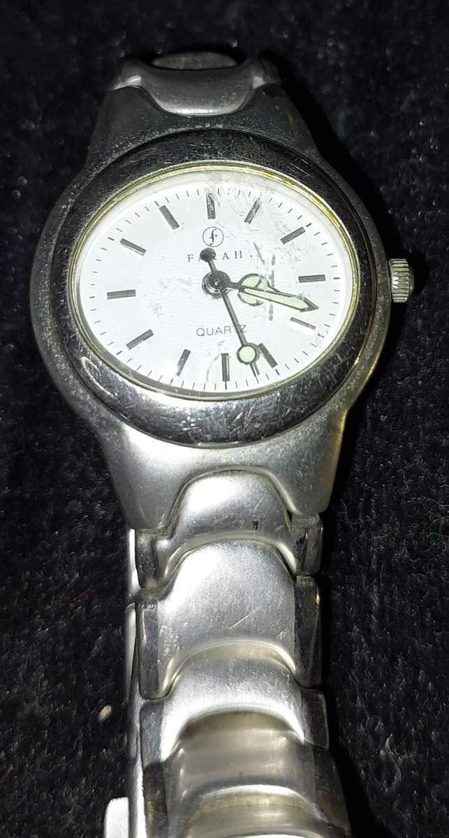 A COLLECTION OF FASHION QUARTZ WOMANS WATCHES