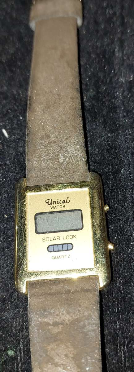 A COLLECTION OF FASHION QUARTZ WOMANS WATCHES