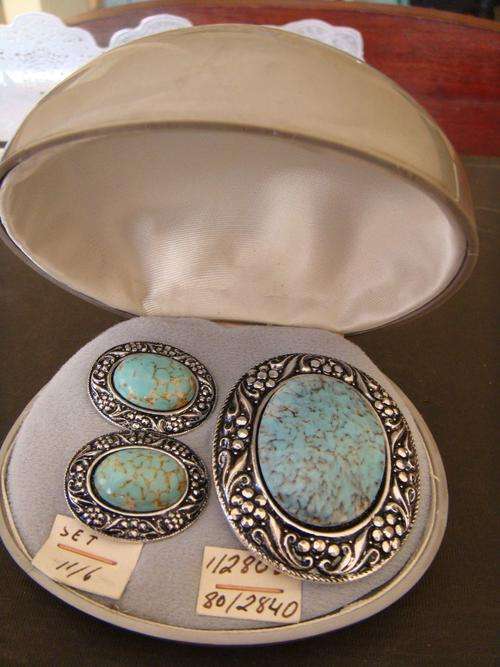 COSTUME TURQUOISE BROOCH AND EARRING SET
