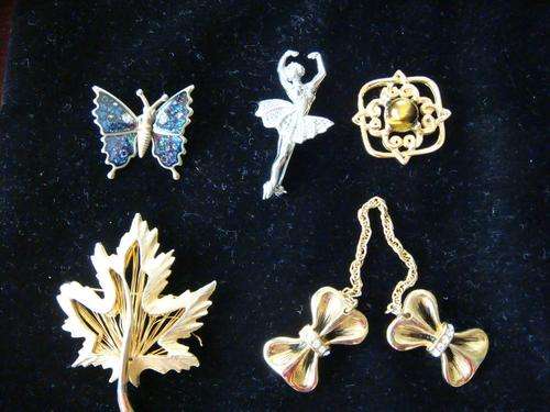 5 BROOCHES