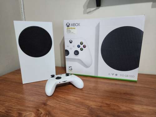 XBox S Series 512GB includes 1 remote and original box Immaculate