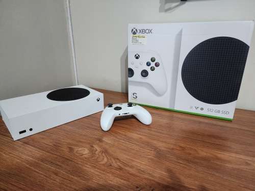 XBox S Series 512GB includes 1 remote and original box Immaculate
