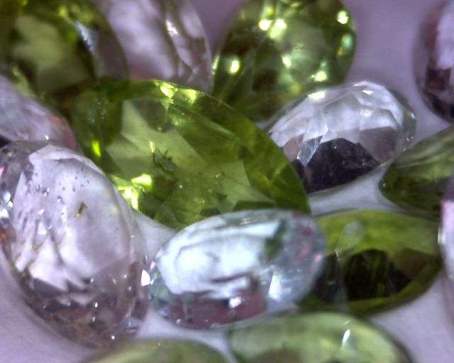 Mixed peridot and white quartz 10 ct lot
