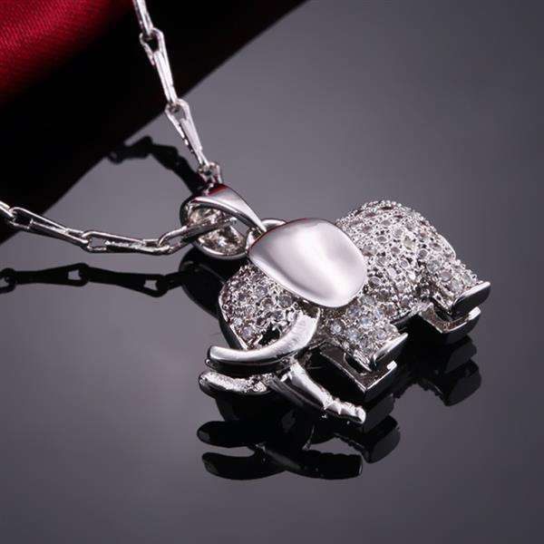 WOW!!! IMPRESSIVE ELEPHANT CRYSTAL NECKLACE!! MUST BID! FIRST TIME ON R1 AUCTION!!!!
