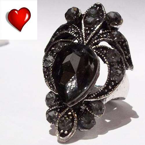 BEST SELLER! .....  CLEAR BLACK CRYSTAL RING (7)  make your STATEMENT -   BID NOW!