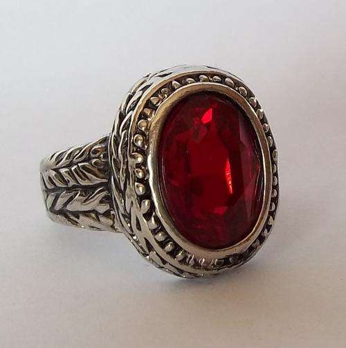 >>> WINNER! .  CLEAR RED CRYSTAL RING (9)  BEAUTIFUL RED AND SILVER  RING-   BID NOW!