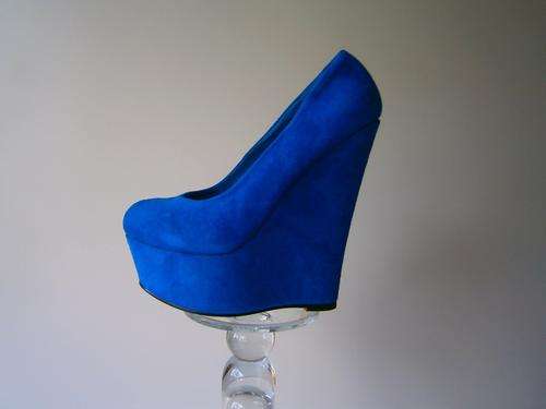 CLEARANCE SALE NOW ON! FREE SHIPPING: Trendy & Fashionable Shoes. Get Scarf and Earrings for FREE!