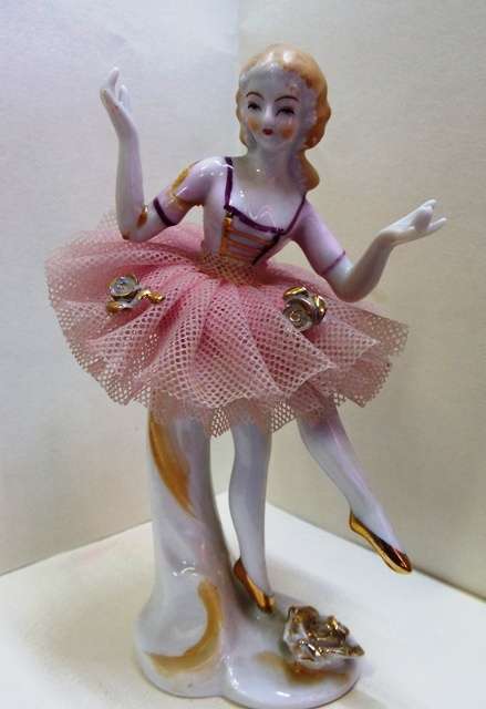 STUNNING PORCELAIN FIGURINE OF BALLET DANCER