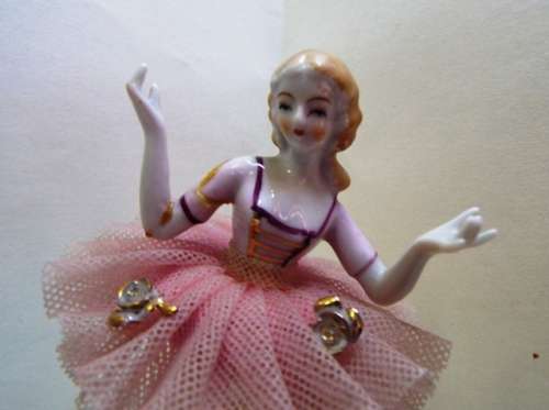 STUNNING PORCELAIN FIGURINE OF BALLET DANCER