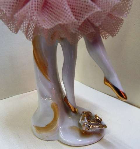 STUNNING PORCELAIN FIGURINE OF BALLET DANCER