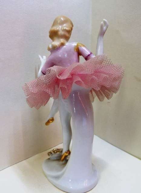 STUNNING PORCELAIN FIGURINE OF BALLET DANCER