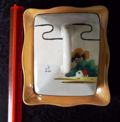 STUNNING CHEESE SERVER WITH LUSTRE FINISH